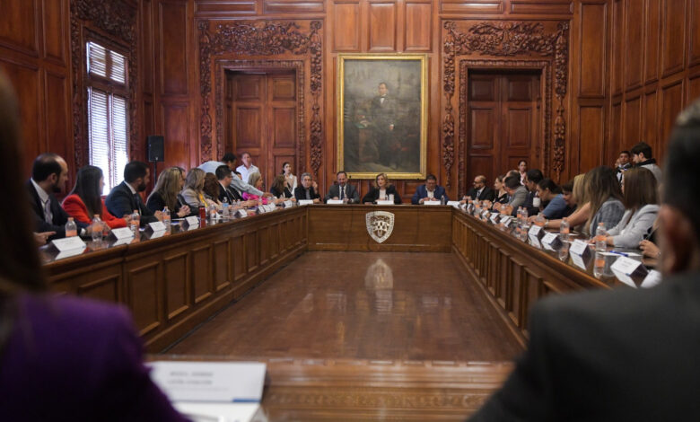 Maru Campos recibe a magistrados electos en Palacio de Gobierno