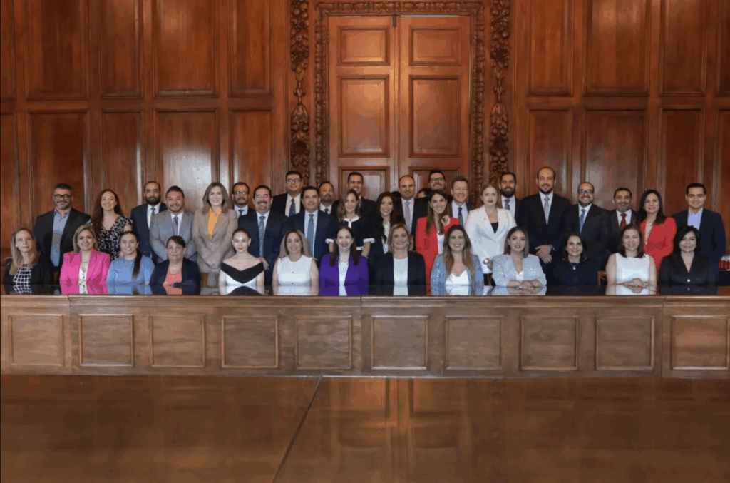 Maru Campos recibe a magistrados electos en Palacio de Gobierno.