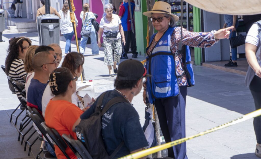 Benefician a 2,200 estudiantes de Santa Isabel y Riva Palacio con tenis y paquetes de útiles escolares