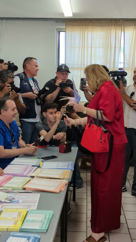 La gobernadora del estado, María Eugenia Campos Galván, ejerció su voto para la elección del Poder Judicial 