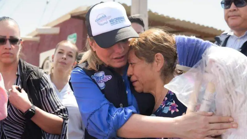 Maru Campos entrega apoyos a damnificados por lluvias