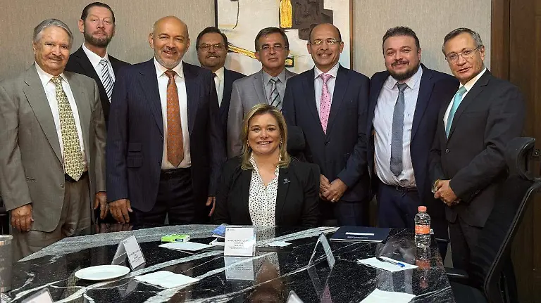 Se reúnen especialistas de cirugía plástica con Maru Campos para abordar muertes en procedimientos estéticos