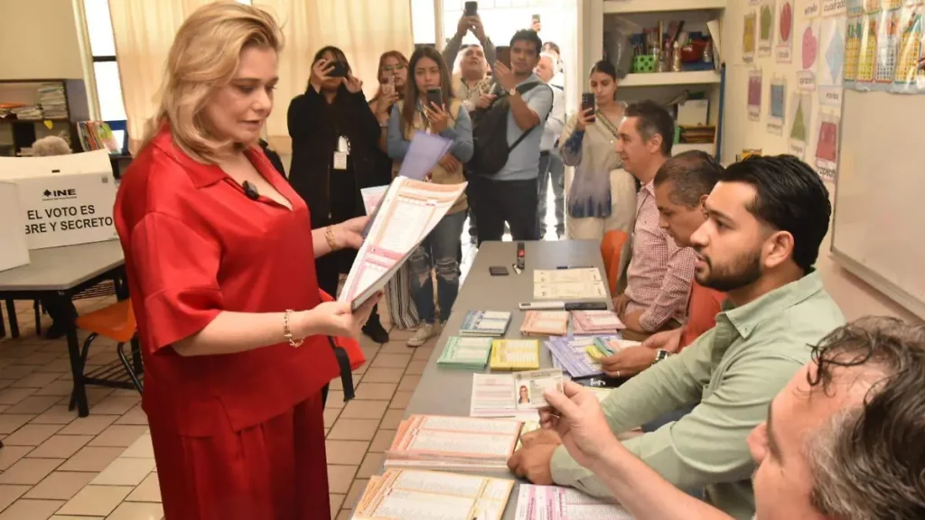 Vota Maru Campos en Elección Judicial en la colonia Jardines del Saucito