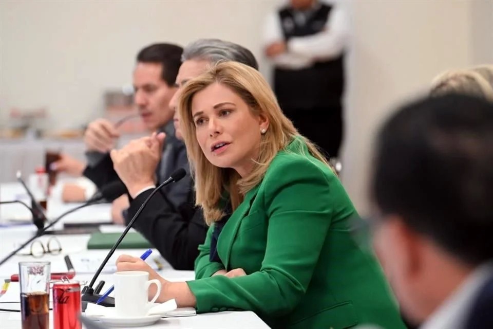 Hay senadores que sólo se paran a gritar: Maru