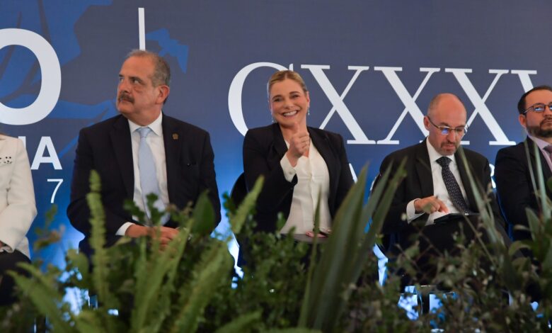 Asiste Maru Campos a la Toma de Protesta del nuevo Consejo Directivo de CANACO