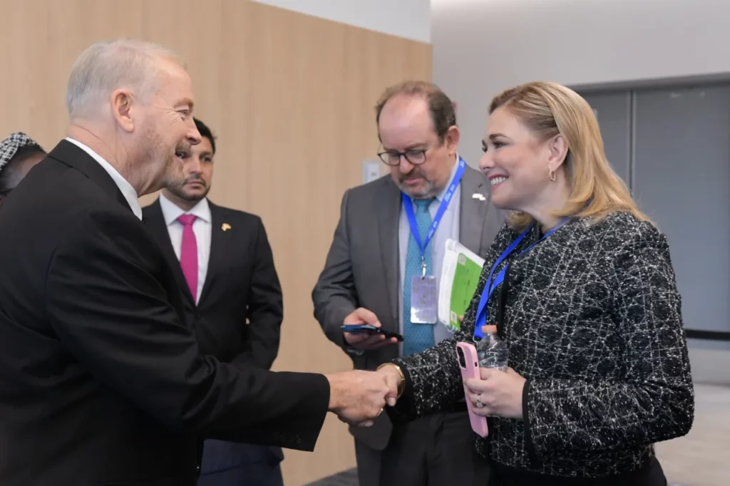 Maru Campos celebra aniversario de Ford