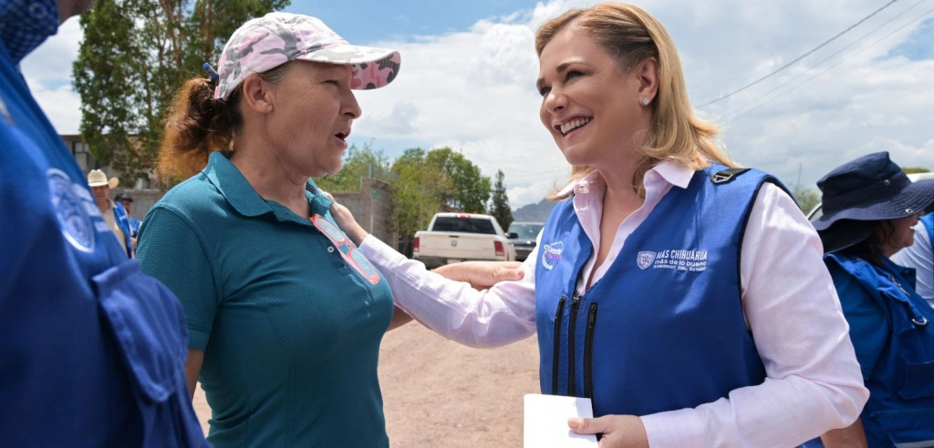 Maru Campos atiende a familias afectadas por las lluvias al sur de Chihuahua capital