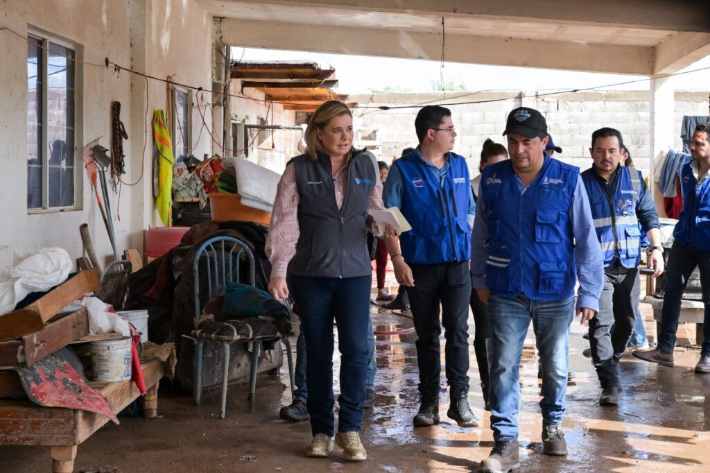 Recorrió Maru Campos colonias afectadas por lluvias en la ciudad de Chihuahua