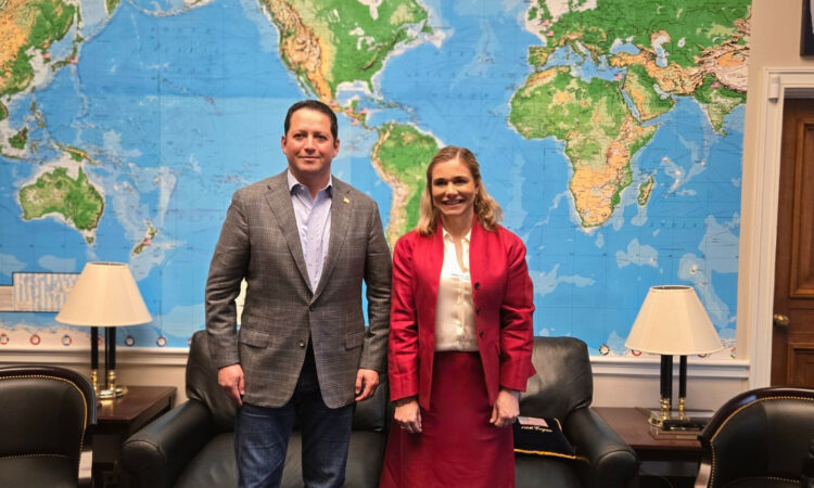 Maru Campos se reúne en Washington con el congresista Tony Gonzales.