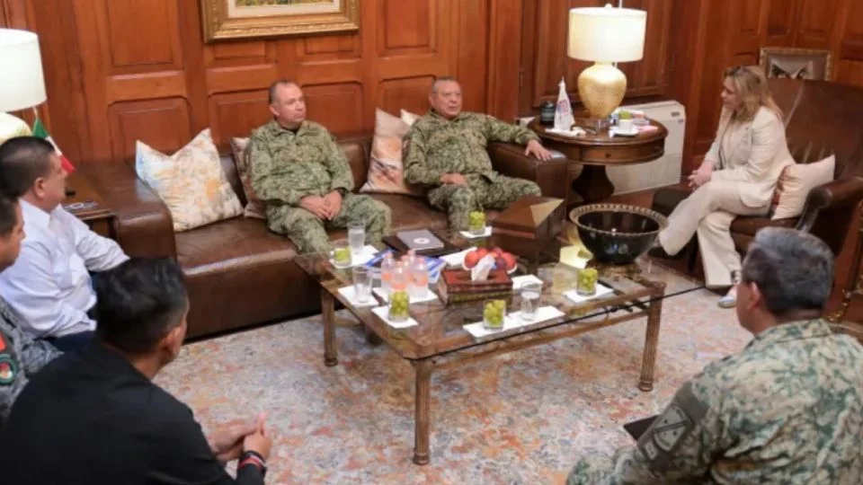 Maru Campos se reúne con el comandante de la XI región militar en Coahuila; acuerdan colaboración en seguridad