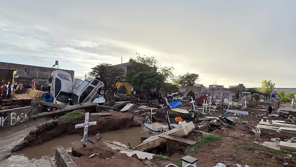 El Porvenir y Minerales, colonias más afectadas por fuertes lluvias: Maru Campos
