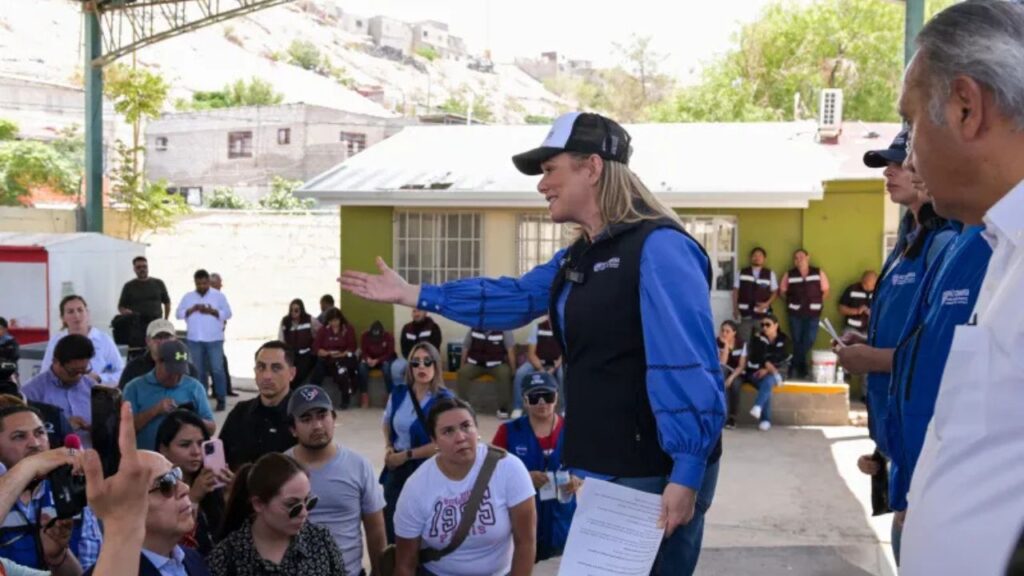 Maru Campos entrega apoyos a juarenses damnificados por lluvias