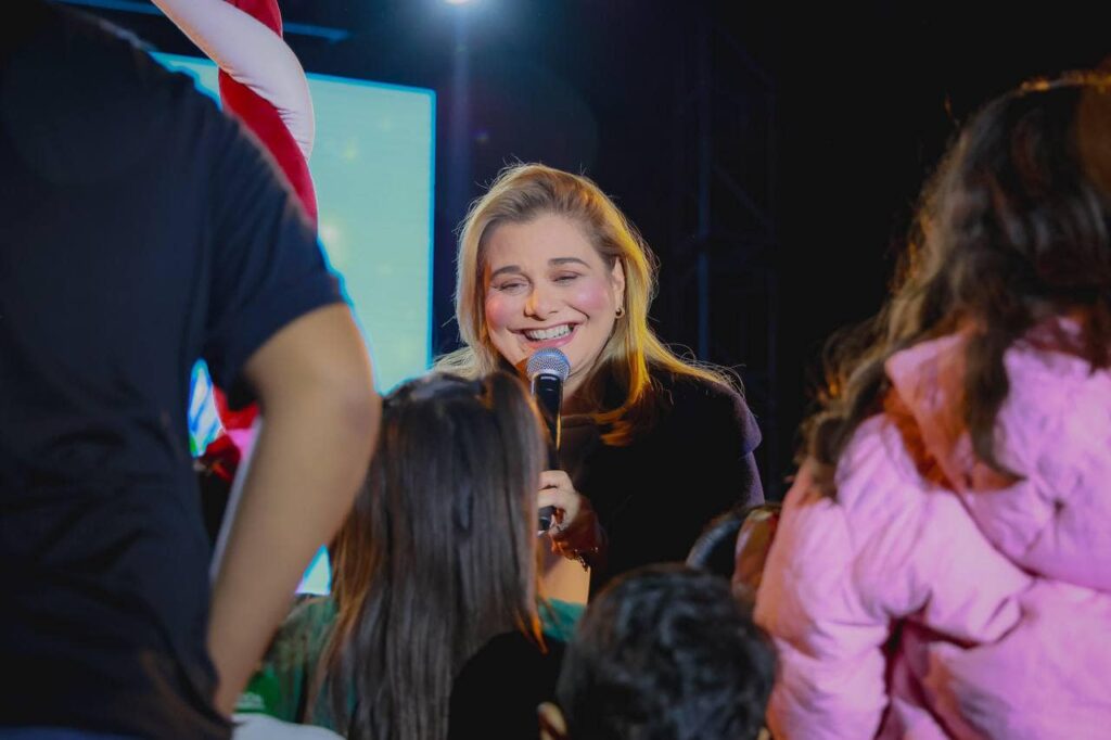 ¡Inicia la magia! Encabeza Maru Campos el encendido del árbol de Navidad en la Plaza del Ángel