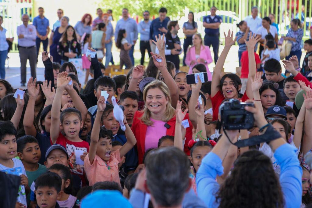Maru Campos celebra el Día del Niño con más de 600 estudiantes de Delicias