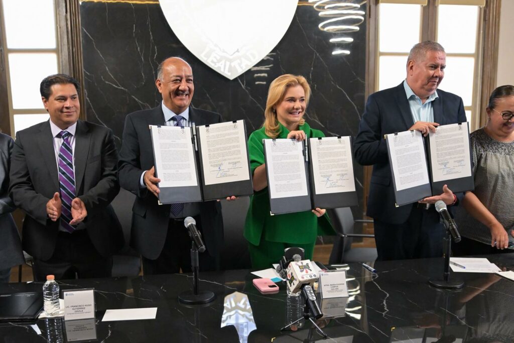 Firma gobernadora acuerdo para pagar a maestros estatales la Compensación Compactable