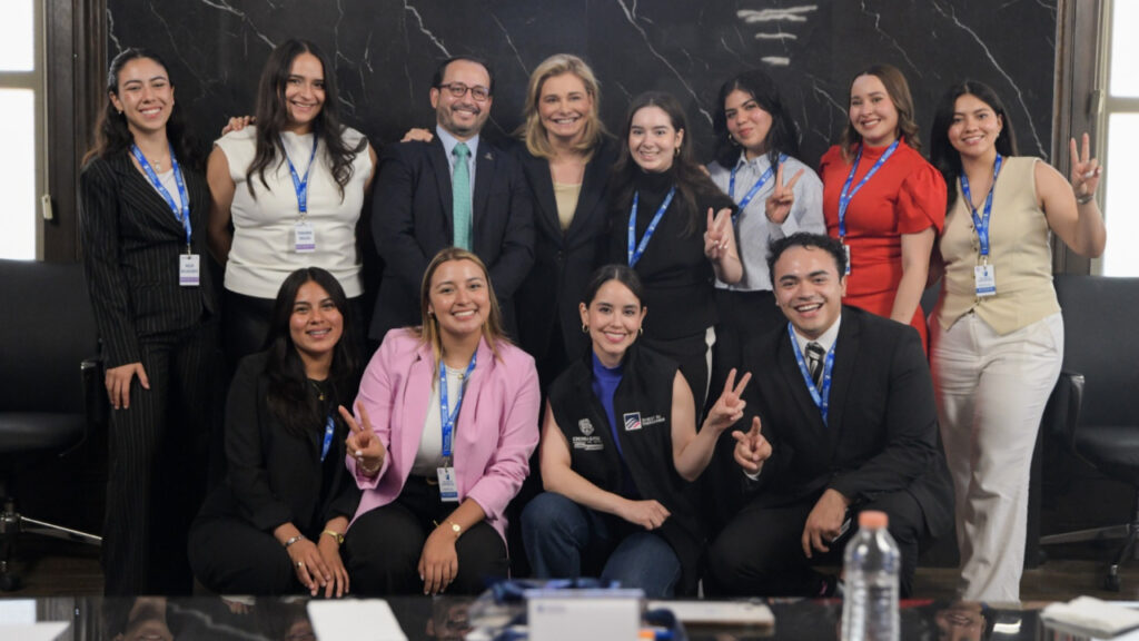 Gobierno de Maru Campos beca a jóvenes de Chihuahua para estancias profesionales en Washington D. C.