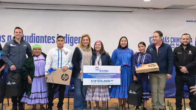 Entrega Maru Campos apoyos a estudiantes de pueblos originarios de la UTT en Guachochi