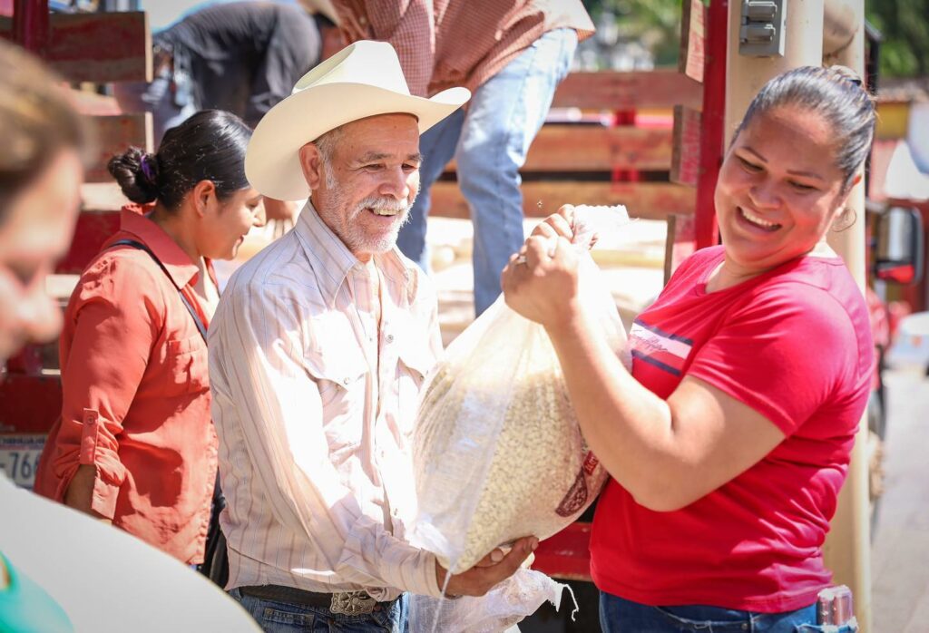 Entrega Gobierno del Estado herramientas para producción agropecuaria y pecuaria en Chínipas