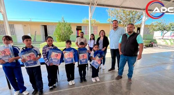 Entregan útiles y mochilas