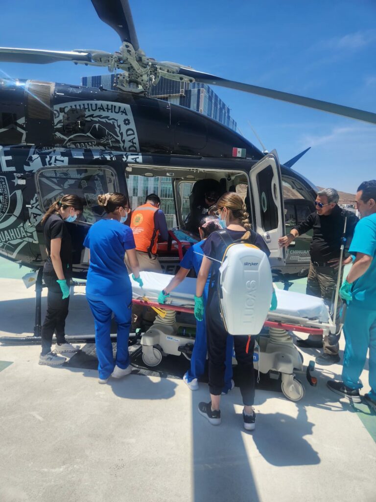 Realizan CEPC y SSPE traslado aeromédico de tercera víctima tras accidente automovilístico en Guachochi