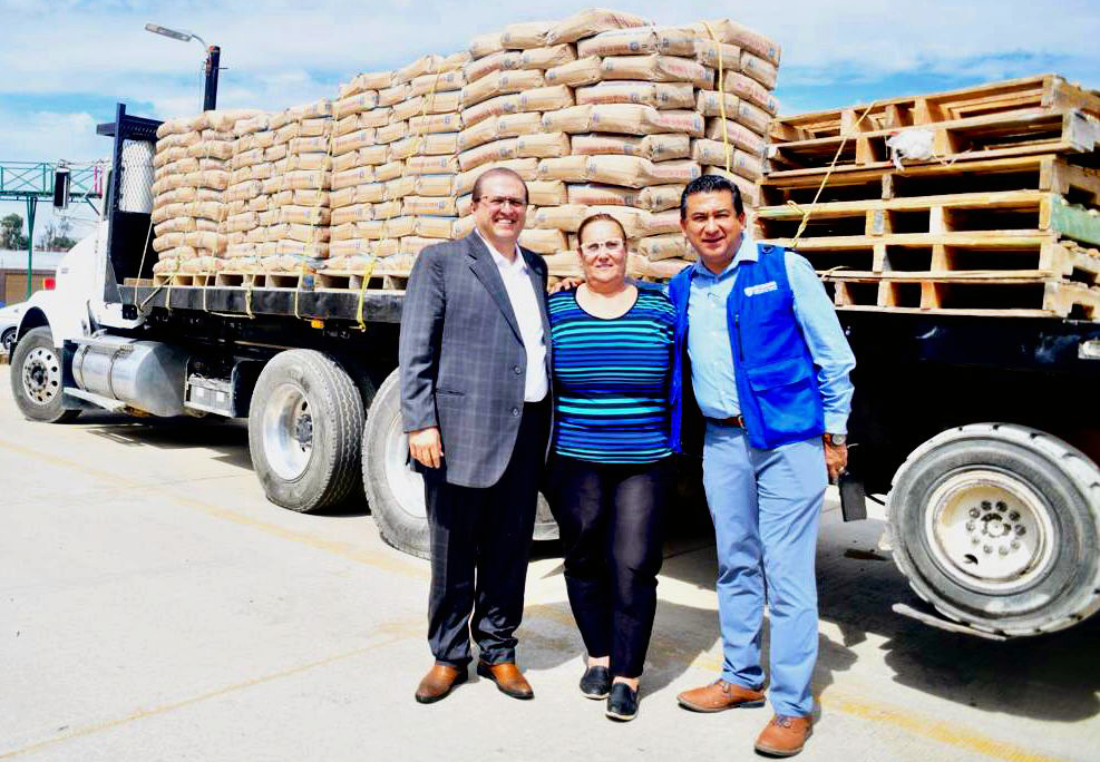 Salvador Calderón entrega materiales de construcción a familias de Parral