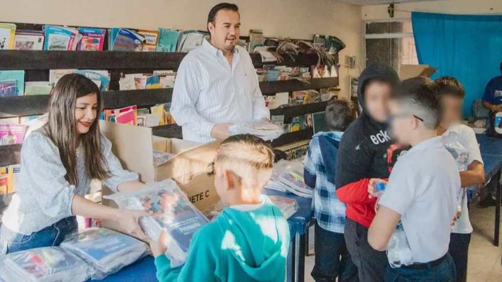 Jorge Aldana entrega útiles escolares al turno matutino de la escuela primaria Benito Juárez