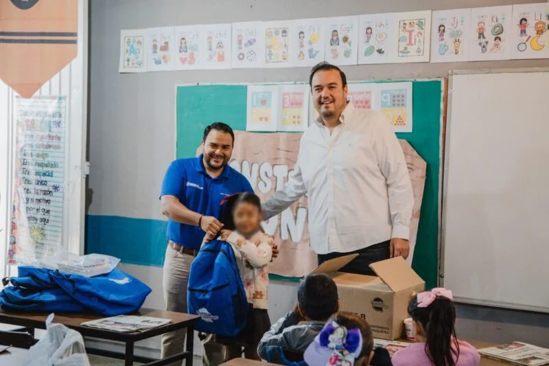 Entregan de útiles escolares en la primaria Héctor de la Garza