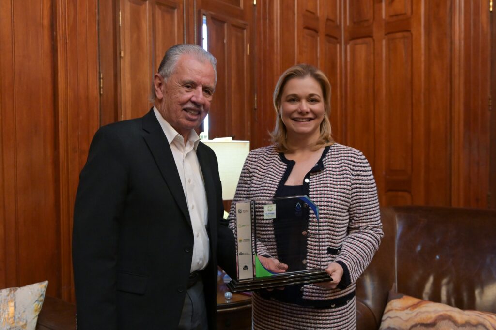 Maru Campos recibe reconocimiento del CCE por su compromiso con el sector empresarial de Chihuahua