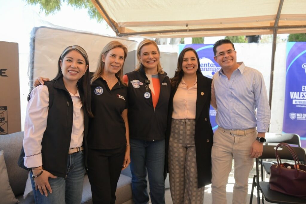 Entrega Maru Campos vales de menajes a madres afectadas por lluvias en Chihuahua capital