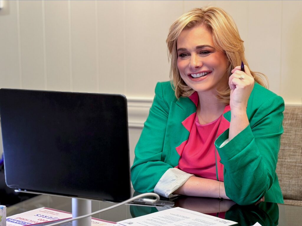 Refrenda Maru Campos compromiso con la lucha contra la violencia hacia las mujeres