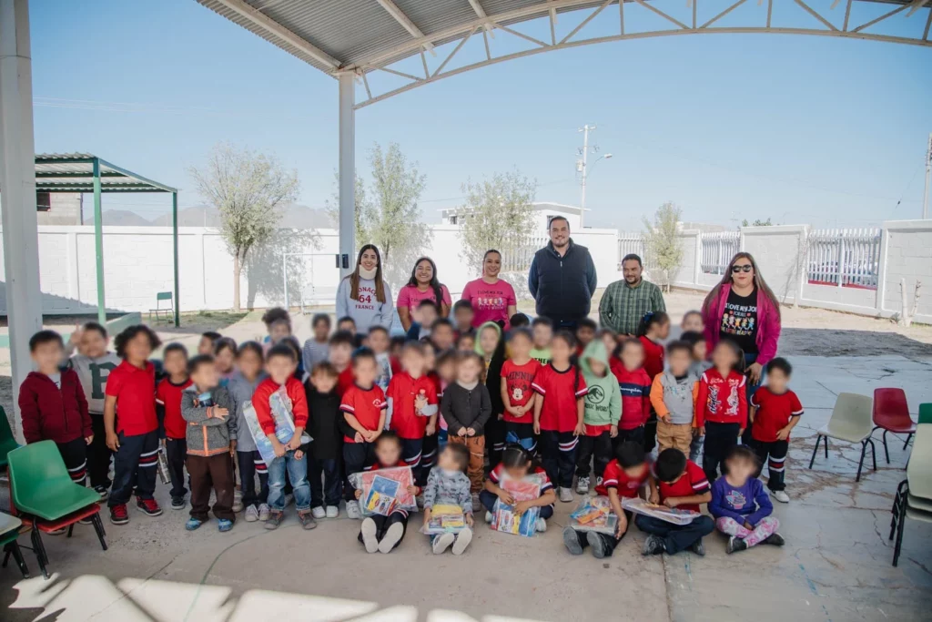 Gobierno Municipal de Camargo, con apoyo de la gobernadora Maru Campos, entrega útiles escolares en el preescolar David Alfaro Siqueiros de la colonia Cuatro Milpas