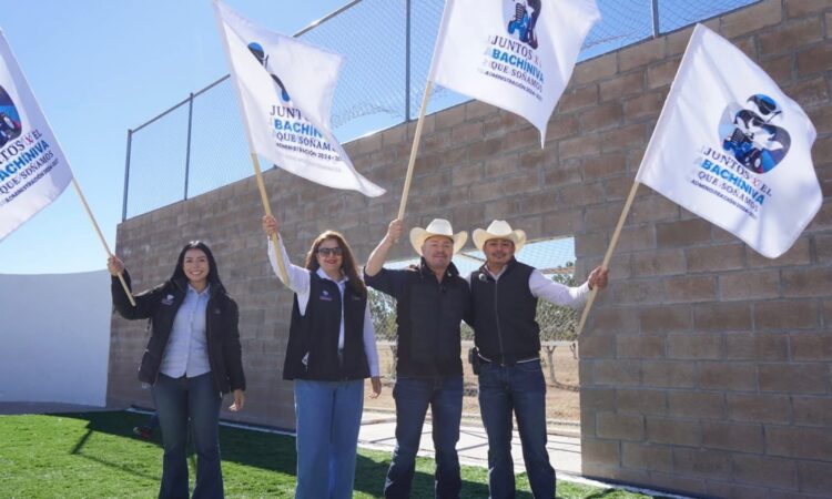 Gestiona Mario Vázquez pasto sintético para cancha de fútbol en Bachíniva