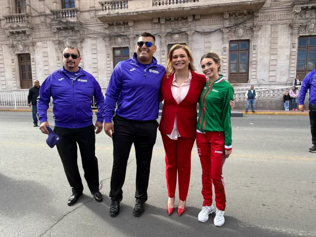 Inician Uziel Muñoz y Alegna González el desfile cívico-deportivo del 20 de noviembre en Chihuahua