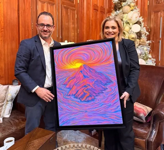 Maru Campos recibe de Jorge Soto una pintura simbólica: “El camino de Ítaca”