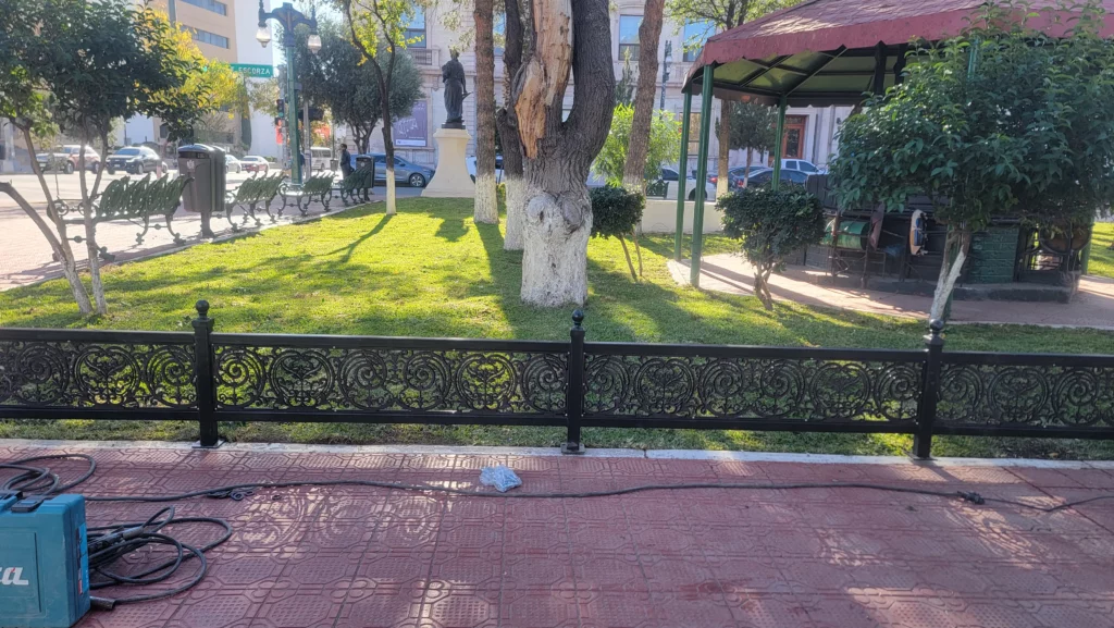 Gobierno del Estado de Chihuahua renueva Plaza Hidalgo con nuevo pasto y propone barandales de seguridad