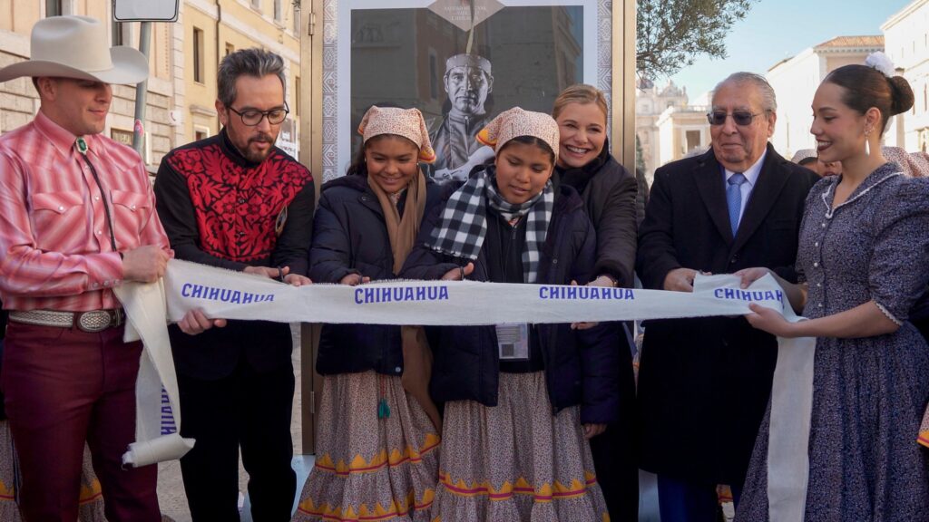 Gobernadora de Chihuahua asiste al Vaticano y abre muestra fotográfica