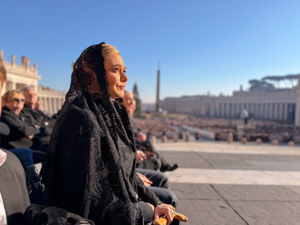 Maru Campos en la audiencia general del Papa León XIV