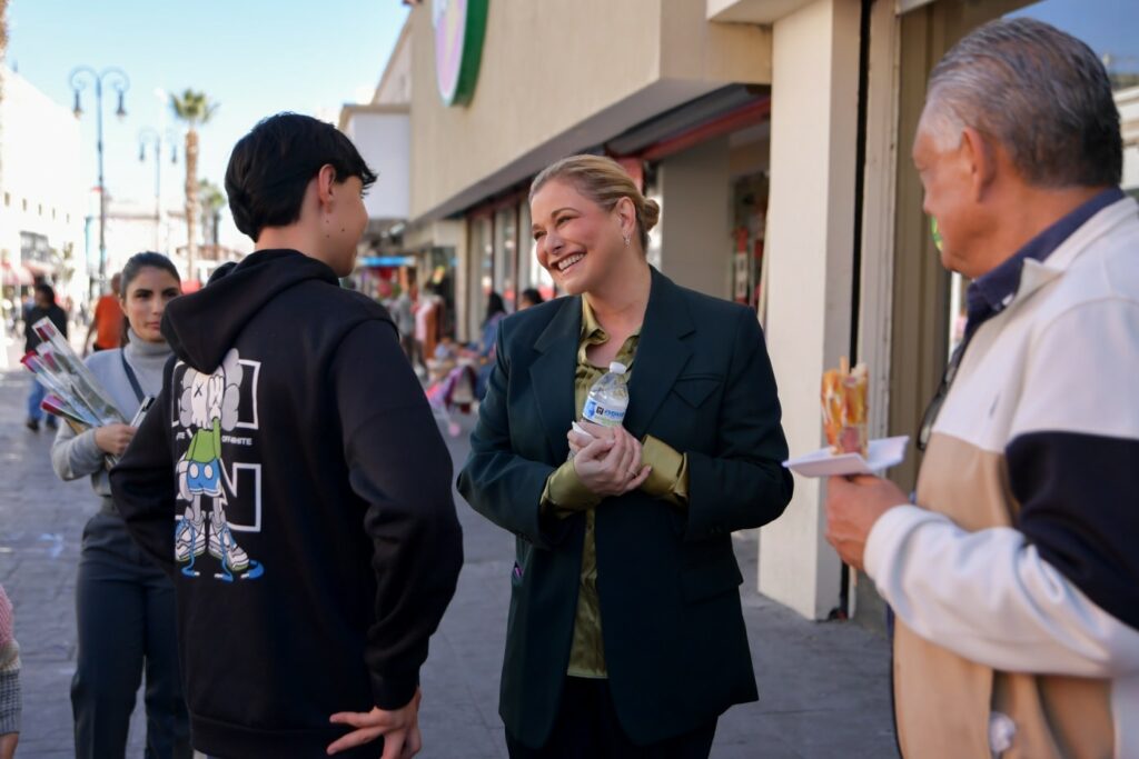 Desea Maru Campos felices fiestas en calles del centro