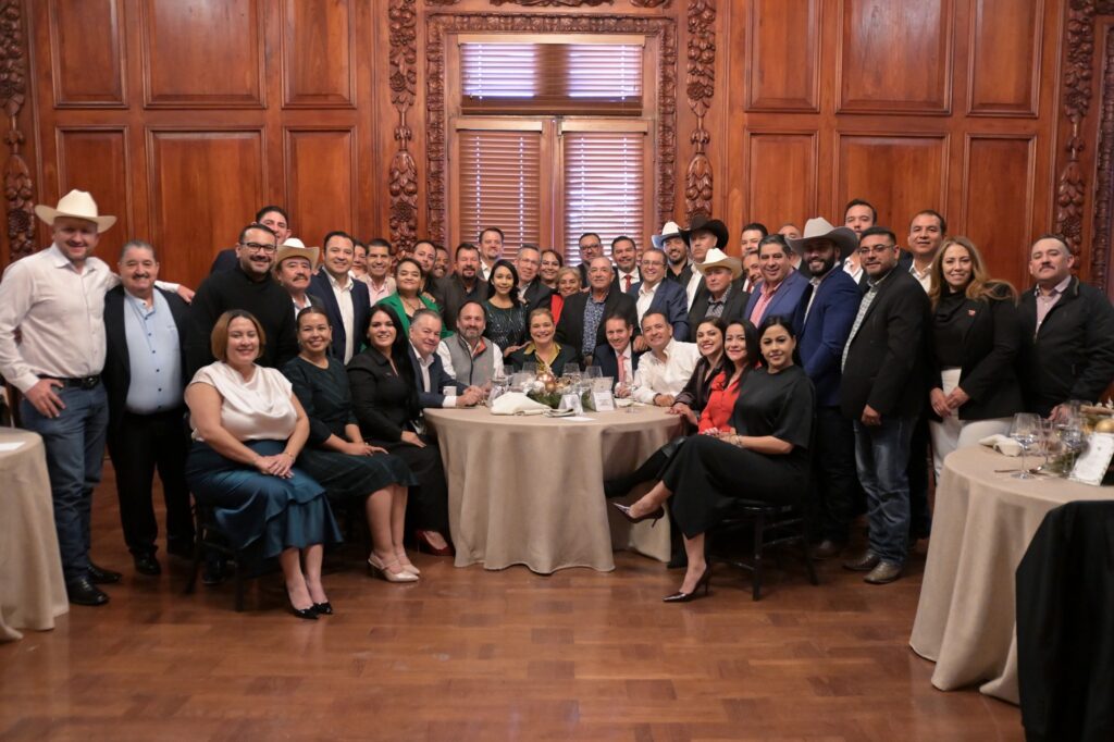 Alcaldes acuden a Palacio para brindis navideño con Maru Campos