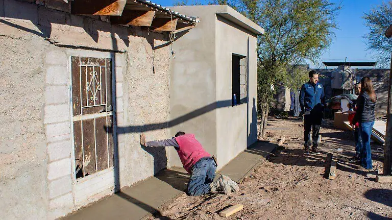 Supervisa Miriam Soto construcción de cuartos dormitorio en Lázaro Cárdenas