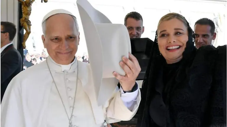 Llega la Virgen al Vaticano: Maru Campos se ve con el Papa León