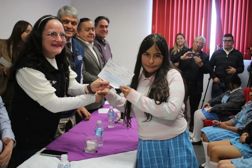 Entrega Gobierno del Estado 548 becas a estudiantes de secundarias estatales en Ciudad Juárez