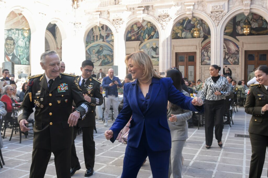 Maru Campos pone a bailar Payaso de Rodeo a generales del Ejército Mexicano