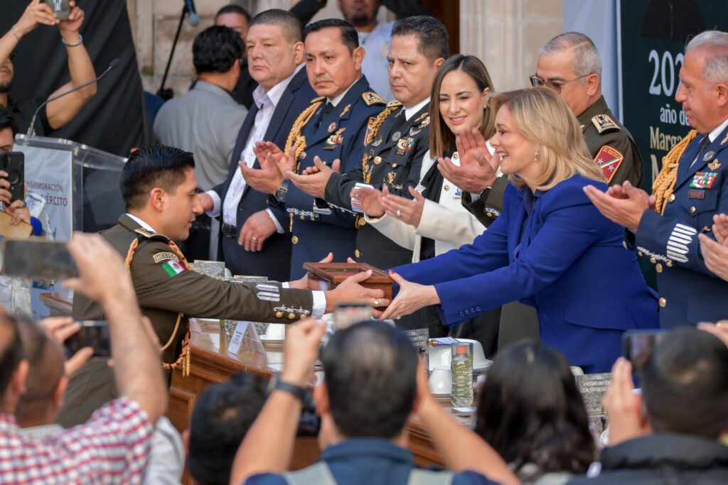 Entrega V Zona Militar espadín a la gobernadora Maru Campos en reconocimiento a su labor y coordinación
