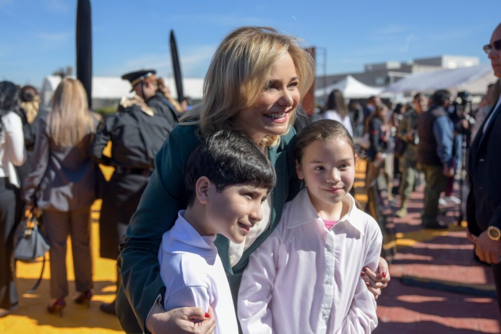 Exhorta Maru Campos a estudiantes a confiar en instituciones y optar por la paz