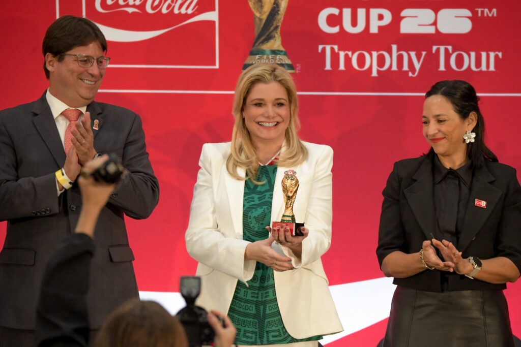 Maru Campos recibe trofeo de la Copa Mundial de Futbol en Chihuahua; destaca “pasión que ha unido a generaciones enteras”