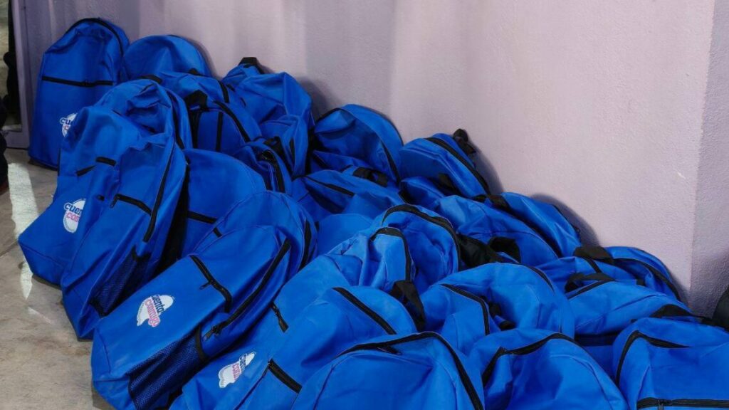 Apoyan con útiles a estudiantes desplazados de Atascaderos