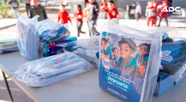 Entregan uniformes y tenis a alumnos