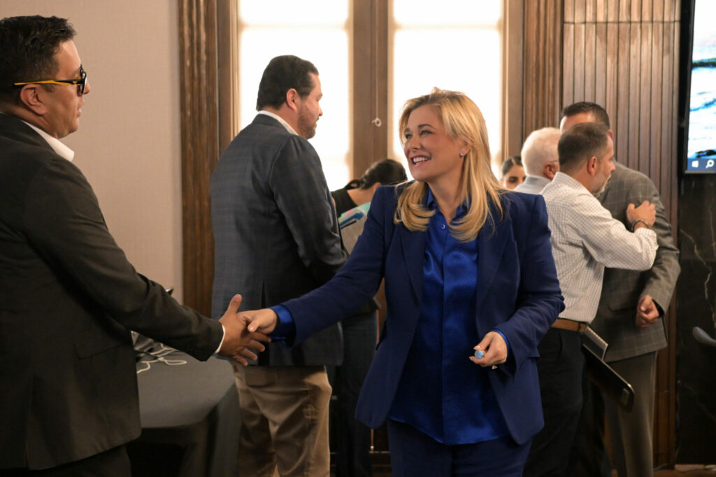 ¡Modernización en marcha!: Analiza Maru Campos con empresarios ambicioso proyecto de semaforización para la capital