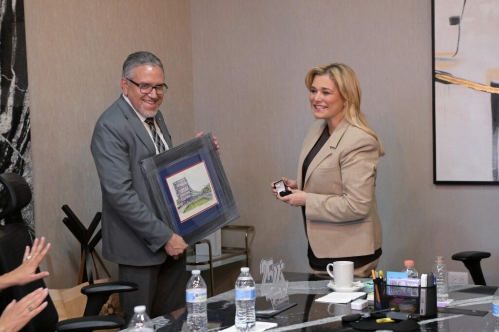 Recibe Maru Campos reconocimiento de ULSA Chihuahua por legado familiar